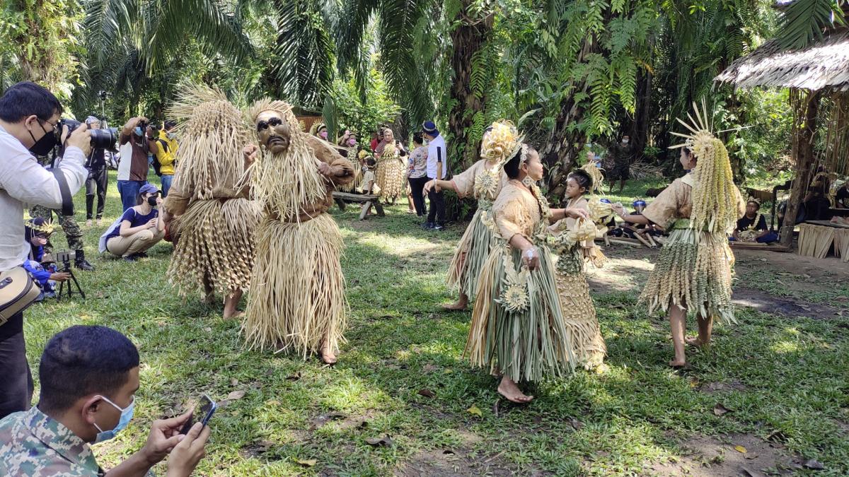 PERSEMBAHAN TARIAN